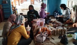 PKK dan Pemuda di Desa Citaman Dukung UMKM, Berikan Fasilitas Hingga Bantu Pemasaran Ibu-ibu PKK Desa Citaman, Kecamatan Nagreg, Kabupaten Bandung tengah memeriksa produk UMKM warga. (Istimewa)
