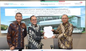 Penandatanganan Akta Pengambilalihan antara Telkom dan TelkomSigma oleh Direktur Keuangan & Manajemen Risiko Telkom Heri Supriadi (kanan), Direktur Utama TelkomMetra Pramasaleh Hario Utomo (kiri), dan Direktur Utama TelkomSigma Bhimo Aryanto (tengah).