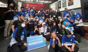 Program Kado Lebaran, 200 Anak Penyandang Disabilitas Terima Donasi Sejumlah Anak Berkebutuhan Khusus Menerima Donasi dari kampanye 'Kado Lebaran' yang diinisiasi TokoCare bersama BeKind dan WeCare.id, Jumat (13/5). (Arvi/Jabar Ekspres)