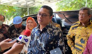 Satukan Dua Lembaga Perguruan Tinggi, Bandung University Bertekad Cerdaskan Anak Bangsa Ketua Pembina Yayasan Bina Administrasi, Prof. Obsatar Sinaga. (Foto: Sandi Nugraha/Jabar Ekspres)
