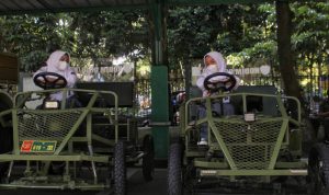 BERGAYA: Dua orang siswa, pengunjung 'Pameran Inovasi Kodam III/Siliwangi' tengah menaiki kendaraan militer yang berada di salah satu stand Pameran Inovasi. (Foto: Deni/Jabar Ekspres)