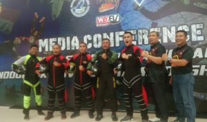 FOTO BERSAMA: Choky Sitohang (Ketiga dari kanan) usai menghadiri acara pembukaan Kopassus 1ST National Indoor Skydiving Championship 2022, Jumat (20/5). (Foto: Nur Aziz/Jabar Ekspres)