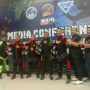 FOTO BERSAMA: Choky Sitohang (Ketiga dari kanan) usai menghadiri acara pembukaan Kopassus 1ST National Indoor Skydiving Championship 2022, Jumat (20/5). (Foto: Nur Aziz/Jabar Ekspres)