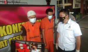 INTROGASI TERSANGKA: Kasatreskrim Polres Cimahi AKP Rizka Fadila saat menggali keterangan kepada dua pelaku kejahatan rampas motor, saat gelar perkara di Mapolres Cimahi, belum lama ini. (Foto: Nur Aziz/Jabar Ekspres)