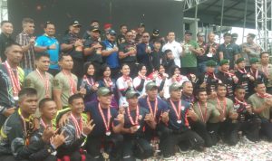 RAYAKAN KEMENANGAN: Danjen Kopassus Mayjen TNI Iwan Setiawan beserta para peserta lomba Kejurnas Kopassus 1st Indoor Skydiving Championship 2022, usai penutupan acara kejuaraan, Minggu (22/5).