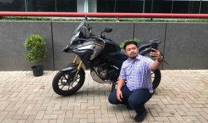 ILUSTRASI: Konsumen honda selfie dengan motornya untuk mengikuti program “Eksis Bareng Motor Honda”