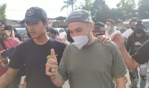 Artis Gary Iskak (GI) dibawa ke Gedung Direktorat Reserse Narkoba Polda Jawa Barat, Kota Bandung, Jawa Barat, Selasa (24/5). (Bagus Ahmad Rizaldi/Antara)