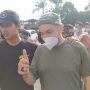 Artis Gary Iskak (GI) dibawa ke Gedung Direktorat Reserse Narkoba Polda Jawa Barat, Kota Bandung, Jawa Barat, Selasa (24/5). (Bagus Ahmad Rizaldi/Antara)