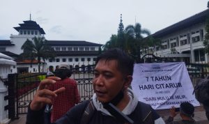 KRITIK: Manajer Advokasi dan Kampanye Walhi Jabar, Wahyudin saat diwawancara mewakili Aliansi Rakyat Untuk Citarum (ARUM) seusai aksi di depan Gedung Sate, Selasa (24/5). (Nizar/Jabar Ekspres)