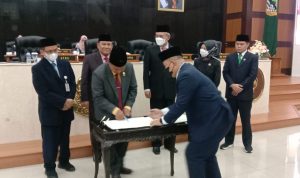 Wakil Gubernur Jawa Bar, Uu Ruzhanul Ulum sedang menandatangani Laporan Hasil Pemeriksaan (LHP) atas Laporan Keuangan Pemerintah Daerah (LKPD) Provinsi Jawa Barat oleh BPK di Gedung DPRD Provinsi Jawa Barat. Selasa (24/5). (Foto: Sandi Nugraha/Jabar Ekspres)
