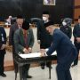 Wakil Gubernur Jawa Bar, Uu Ruzhanul Ulum sedang menandatangani Laporan Hasil Pemeriksaan (LHP) atas Laporan Keuangan Pemerintah Daerah (LKPD) Provinsi Jawa Barat oleh BPK di Gedung DPRD Provinsi Jawa Barat. Selasa (24/5). (Foto: Sandi Nugraha/Jabar Ekspres)