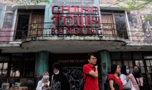 CHINATOWN: Peserta walking tour menjajaki gedung Chinatown Bandung kawasan pecinan di Jalan Klenteng, Andir, Kota Bandung. (Deni/Jabar Ekspres)