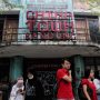 Pecinan Bandung Tak Sekental Kota Lain CHINATOWN: Peserta walking tour menjajaki gedung Chinatown Bandung kawasan pecinan di Jalan Klenteng, Andir, Kota Bandung. (Deni/Jabar Ekspres)
