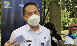 Gin Gin Ginanjar saat memberi paparan kepada wartawan di Balai Kota (25/5). (Arvi/Jabar Ekspres)