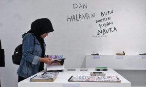 MEMBACA: Puluhan 'kitab perjalanan' seorang seniman dipamerkan dalam Bandung Artist's Book Exhibition di Thee Huis Gallery, Kota Bandung pada 20 - 30 Mei 2020. (Deni Armansyah/Jabar Eskpres)