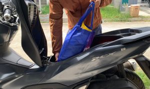 Aktivitas Kembali Padat, Simak 5 Tips Aman Membawa Barang dengan Sepeda Motor
