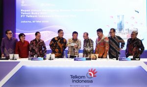 Direktur Utama Telkom Ririek Adriansyah (tengah), Direktur Digital Business M. Fajrin Rasyid (paling kiri), Direktur Consumer Service FM Venusiana R (kedua dari kiri), Direktur Enterprise & Business Service Edi Witjara (ketiga dari kiri), Direktur Wholesale & Internasional Service Bogi Witjaksono (keempat dari kiri), Direktur Network & IT Solution Herlan Wijanarko (paling kanan), Direktur Strategic Portfolio Budi Setyawan Wijaya (kedua dari kanan), Direktur Human Capital Management Afriwandi (ketiga dari kanan), Direktur Keuangan & Manajemen Risiko Heri Supriadi (keempat dari kanan).