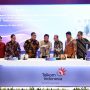 Direktur Utama Telkom Ririek Adriansyah (tengah), Direktur Digital Business M. Fajrin Rasyid (paling kiri), Direktur Consumer Service FM Venusiana R (kedua dari kiri), Direktur Enterprise & Business Service Edi Witjara (ketiga dari kiri), Direktur Wholesale & Internasional Service Bogi Witjaksono (keempat dari kiri), Direktur Network & IT Solution Herlan Wijanarko (paling kanan), Direktur Strategic Portfolio Budi Setyawan Wijaya (kedua dari kanan), Direktur Human Capital Management Afriwandi (ketiga dari kanan), Direktur Keuangan & Manajemen Risiko Heri Supriadi (keempat dari kanan).