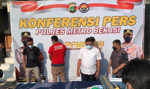 Pekerja dan Tim Pengamanan Lingkungan Proyek KCJB Berhasil Amankan Pencuri Besi Pelaku pencuri besi berhasil diamankan oleh pekerja dan Tim Pengamanan Lingkungan Proyek Kereta Cepat Jakarta-Bandung (KCJB).