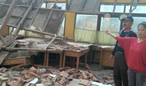 Warga Desa Bojongloa berbaju merah, Entin (45) salah satu saksi saat 3 ruang SDN Rancanilem ambruk.