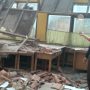 Warga Desa Bojongloa berbaju merah, Entin (45) salah satu saksi saat 3 ruang SDN Rancanilem ambruk.