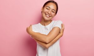 Apa itu Butterfly Hug? Apa Manfaatnya? Ini Dia Penjelasannya Ilustrasi butterfly hug (freepik)