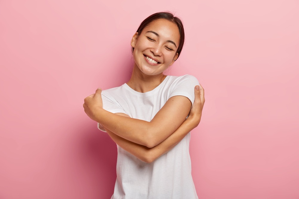 Apa itu Butterfly Hug? Apa Manfaatnya? Ini Dia Penjelasannya ...