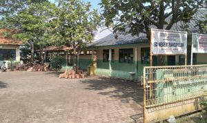 SDN Rancanilem di Desa Bojongloa, Kecamatan Rancaekek, Kabupaten Bandung yang sepi tanpa siswa pasca ambruknya 3 bangunan. (Yanuar/Jabar Ekspres)