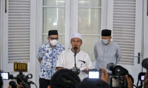 Wakil Gubernur Jawa Barat, Uu Ruzhanul Ulum di Gedung Pakuan, Senin (30/5). (Foto: Deni/Jabar Ekspres)