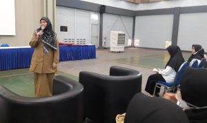 BERIKAN MATERI: Para PPPK Wilayah VII Kota Bandung dan Kota Cimahi, saat mengikui pembinaan setelah menerima SK dari KCD Pendidikan Jawa Barat, di Aula SMAN 8 Kota Bandung, Senin (30/5).