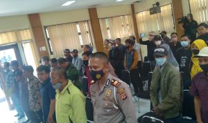 49 orang warga Kabupaten Bandung keluar dari paham NII dan mendeklarasikan untuk kembali mengakui NKRI di Aula Kecamatan Cileunyi, Kabupaten Bandung. (Yanuar/Jabar Ekspres)