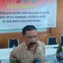 Kepala Badan Kesatuan Bangsa dan Politik (Bakesbangpol) Kabupaten Bandung, Adjat Sudrajat (tengah) di Aula Kecamatan Cileunyi, Kabupaten Bandung. (Yanuar/Jabar Ekspres)