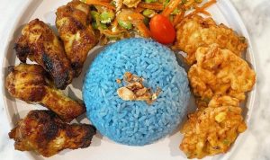 Nasi uduk biru (gambar: instagram @Joshua.ez.gan)