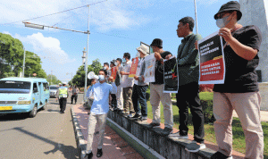 Unjuk Rasa Koalisi Jurnalis Cirebon (KJC) Mengenai Kebebasan Pers yang Masih Kerap Dilanggar Unjuk Rasa Koalisi Jurnalis Cirebon (KJC) Mengenai Kebebasan Pers yang Masih Kerap Dilanggar