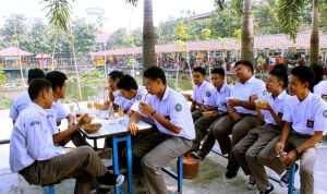 Siswa SMA Al Masoem saat kegiatan belajar mengajar dilingkungan sekolah. (Yanuar/Jabar Ekspres)