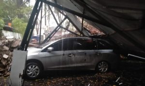 Parkiran Dinas Peternakan Subang roboh akibat hujan lebat dan angin kencang di wilayah Subang, Jawa Barat. (Pasundan Ekspres/Istimewa)