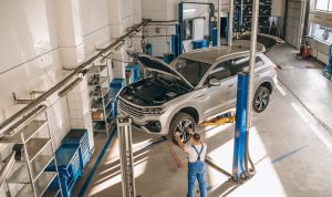 Ilustrasi: bengkel mobil. (freepik)