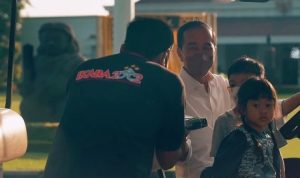 Jokowi Ajak Cucu Keliling Istana di Yogyakarta Sambil Bagikan Kaos Jokowi Ajak Cucu Keliling Istana di Yogyakarta Sambil Bagikan Kaos