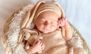 ILUSTRASI: Bayi angkat tangan. (Pixabay)