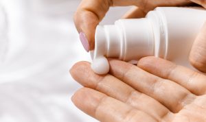 ILUSTRASI: penggunaan sunscreen. (Pixabay)