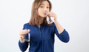 Benarkah Semua Orang Harus Minum 8 Gelas Perhari? Berikut Penjelasan dr. Sung