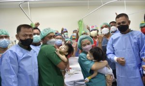 Kepala Staf Angkatan Darat (KSAD) Jenderal TNI Dudung Abdurachman terharu atas keberhasilan operasi pemisahan badan anak kembar siam Joana dan Jovalin Lumowa. (Istimewa)