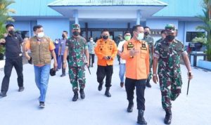 Gubernur Sulawesi Selatan Andi Sudirman Sulaiman melakukan pencarian korban kapal motor yang tenggelam (Istimewa)