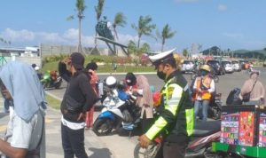 Patung Jokowi di Mandalika Ramai Dikunjungi Warga saat Libur Lebaran Patung Jokowi di Mandalika Ramai Dikunjungi Warga saat Libur Lebaran