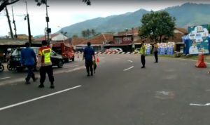 Tangkapan layar: Anggota Kepolisian yang berjaga di Pos Pam Terpadu Lingkar Nagreg dan Tim Pemadam Kebakaran Unit Cicalengka berikan taburan pasir di Jalur Lingkar Nagreg, Rabu (4/5).