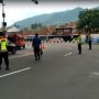 Tangkapan layar: Anggota Kepolisian yang berjaga di Pos Pam Terpadu Lingkar Nagreg dan Tim Pemadam Kebakaran Unit Cicalengka berikan taburan pasir di Jalur Lingkar Nagreg, Rabu (4/5).