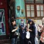 Walking Tour Cerita Bandung: Napak Tilas, Nostalgia dan Romantisme Kota BERCERITA: Storyteller dari Cerita Bandung, Fei Aryani, menjelaskan kepada peserta walking tour dengan rute 'Pecinan Discovery' (Deni/Jabar Ekspres)