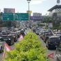 Kondisi lalu lintas di Simpang Gadog, Ciawi Kabupaten Bogor, Jawa Barat, Selasa (3/5/2022), saat kondisi one way arah Puncak. (ANTARA/M Fikri Setiawan)
