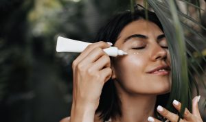 Tips Memilih Sunscreen Sesuai Jenis Kulit, Simak Penjelasan dr. Vania Utami Tips Memilih Sunscreen Sesuai Jenis Kulit, Simak Penjelasan dr. Vania Utami