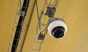 ILUSTRASI: Pria pamer kemaluan masuk kafe terekam CCTV. (Pixabay)